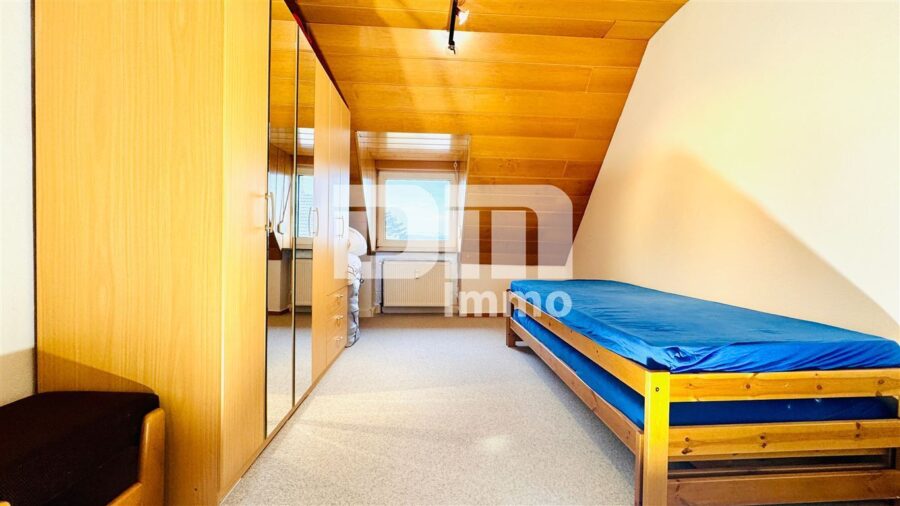 Solides Ein- bis Dreifamilienhaus + zwei Garagen mit großem Grundstück in Traumlage - DG Wohn / Schlafzimmer